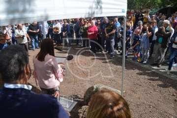 Emotivo acto de descubrimiento de la placa del pasaje que recuerda al periodista Adolfo Santana en Cernícalos (Foto TA)